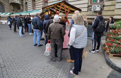 Târg de primăvară în curtea Ministerului Agriculturii. Petre Daea: „Îi îndemn pe toți să mănânce ce fac românii noștri”