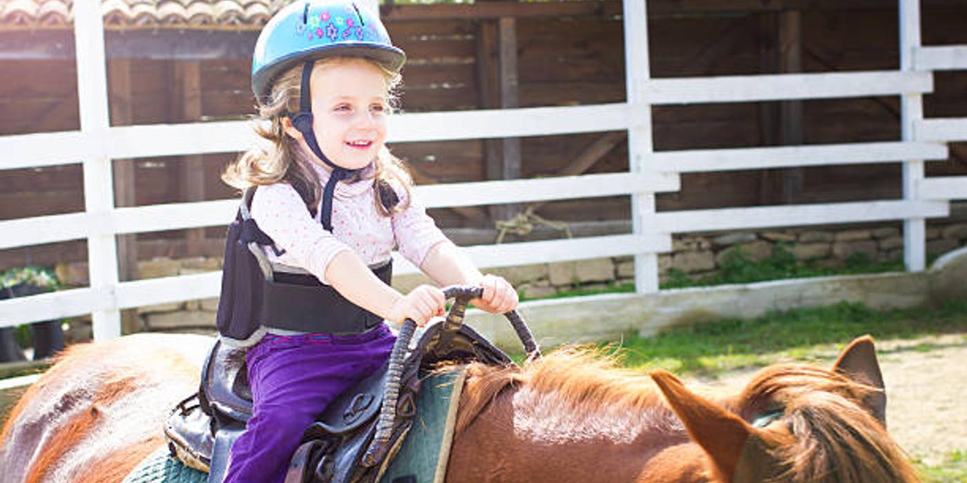 Hipoterapia și beneficiile sale pentru copiii cu nevoi speciale