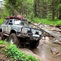 Anvelope off-road pentru vehicule de intervenție și importanța mobilității pe drumuri neamenajate