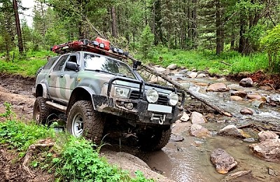 Anvelope off-road pentru vehicule de intervenție și importanța mobilității pe drumuri neamenajate