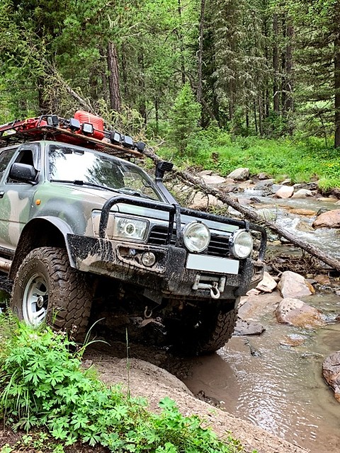 Anvelope off-road pentru vehicule de intervenție și importanța mobilității pe drumuri neamenajate