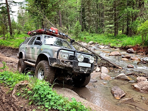 Anvelope off-road pentru vehicule de intervenție și importanța mobilității pe drumuri neamenajate