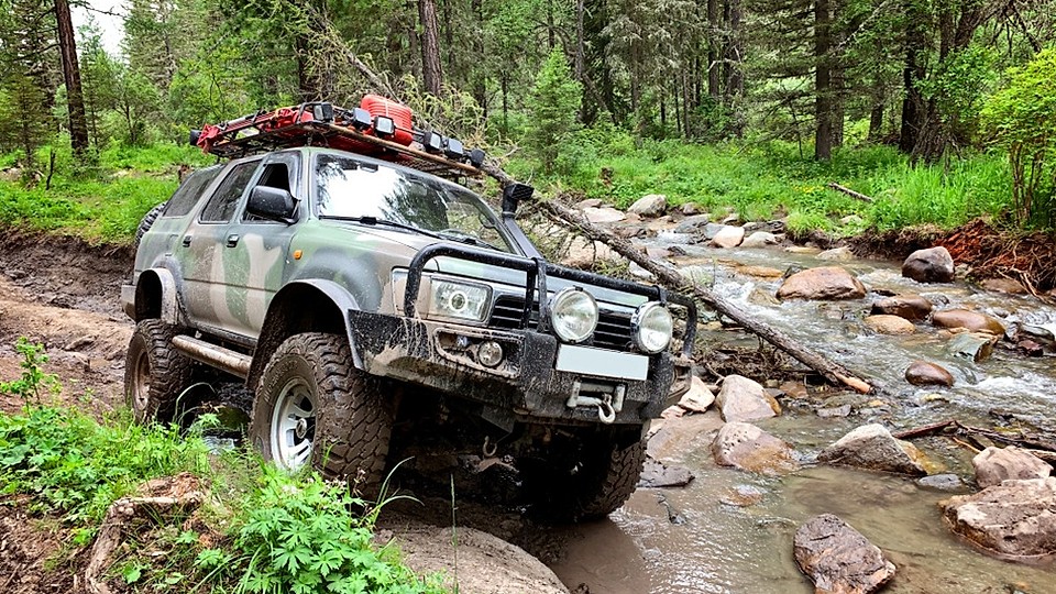 Anvelope off-road pentru vehicule de intervenție și importanța mobilității pe drumuri neamenajate