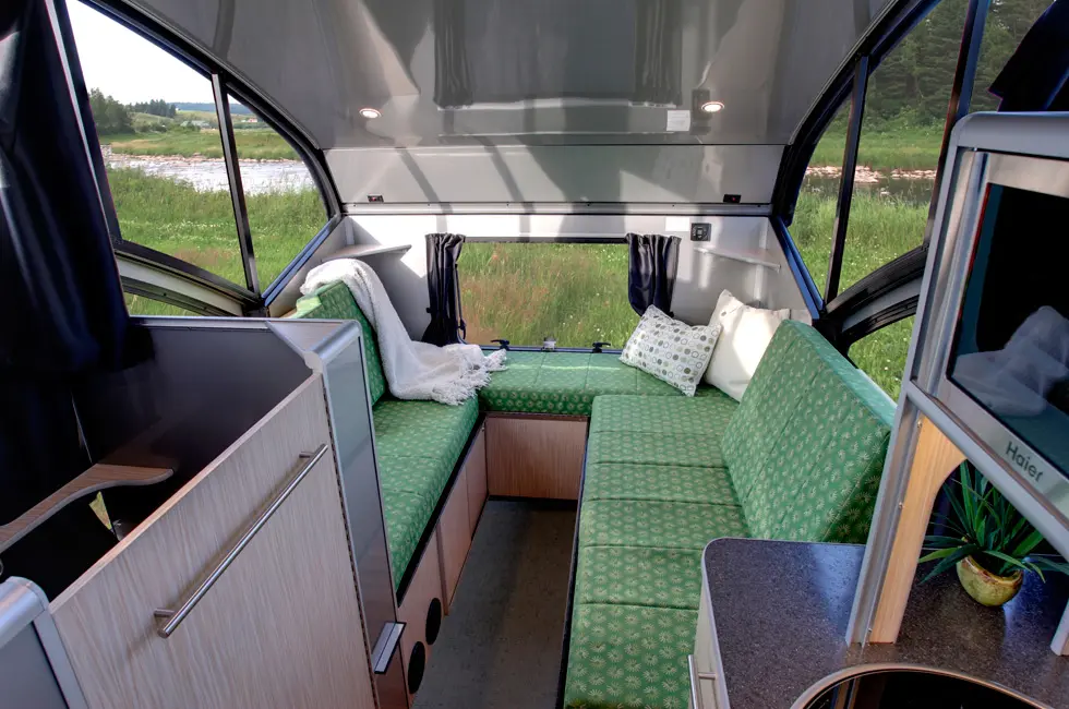 Apartament intr-o rulota mobila cu acoperis retractabil