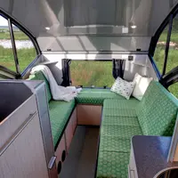 Apartament intr-o rulota mobila cu acoperis retractabil