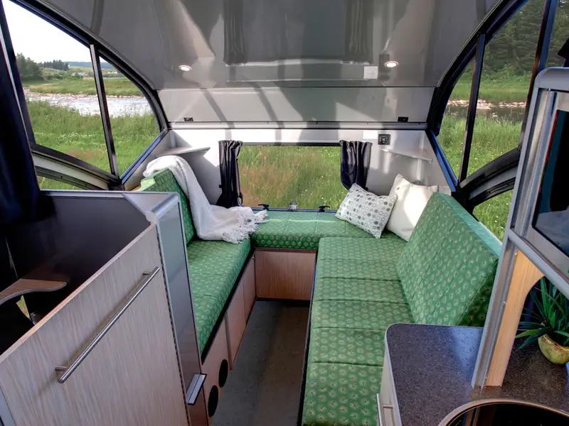 Apartament intr-o rulota mobila cu acoperis retractabil