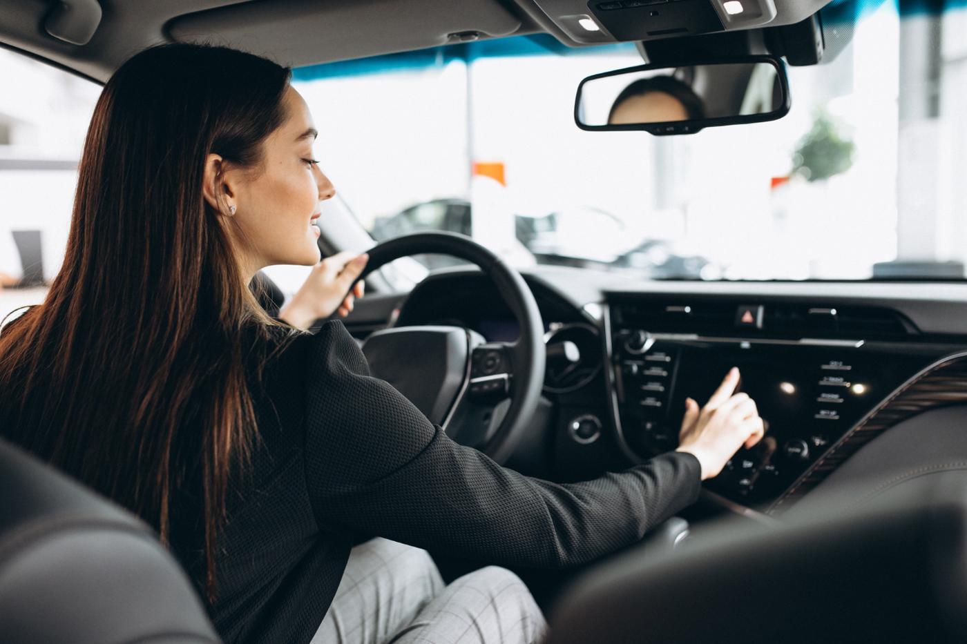 Iluzia hands-free. De ce vorbitul la telefon te face la fel de periculos ca un șofer beat