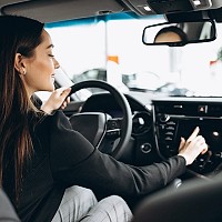 Iluzia hands-free. De ce vorbitul la telefon te face la fel de periculos ca un șofer beat