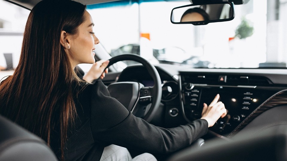 Iluzia hands-free. De ce vorbitul la telefon te face la fel de periculos ca un șofer beat