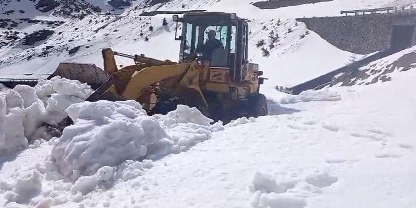 Drumarii lucrează pentru a deszăpezi Transfăgărăşanul, anunţând că în acest an stratul de zăpadă este mai mic / Când se estimează deschiderea circulaţiei FOTO / VIDEO