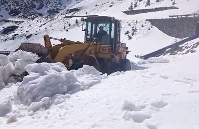 Drumarii lucrează pentru a deszăpezi Transfăgărăşanul, anunţând că în acest an stratul de zăpadă este mai mic / Când se estimează deschiderea circulaţiei FOTO / VIDEO