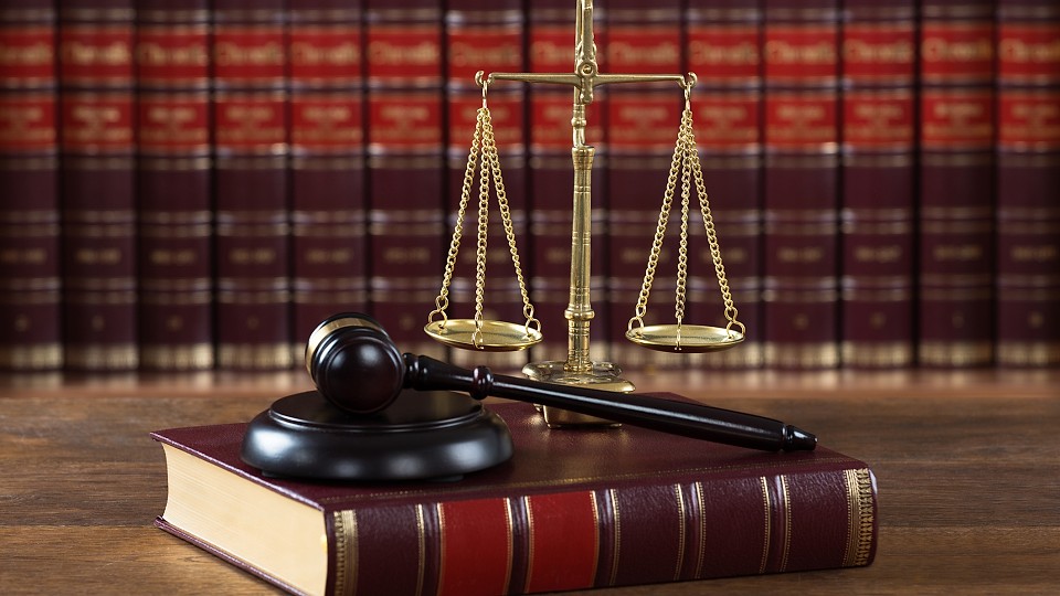 Un nou asalt asupra instanțelor pentru „Turul 2 înapoi”. 100 de procese deschise de un român într-o singură zi împotriva Curții Constituționale. Alții cer anularea hotărârilor de guvern privind organizarea alegerilor