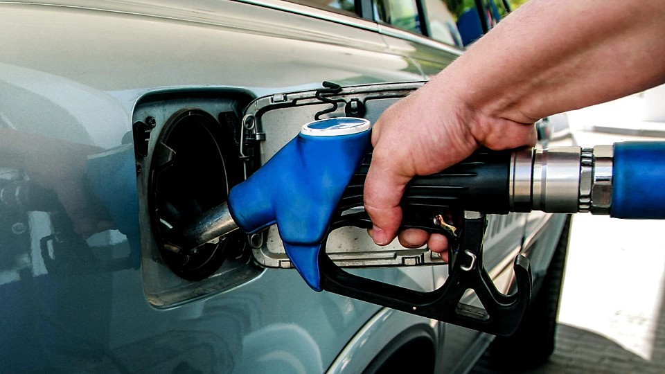 Prețurile carburanților continuă să crească la final de săptămână. Prognozele ANRE pentru următoarea perioadă