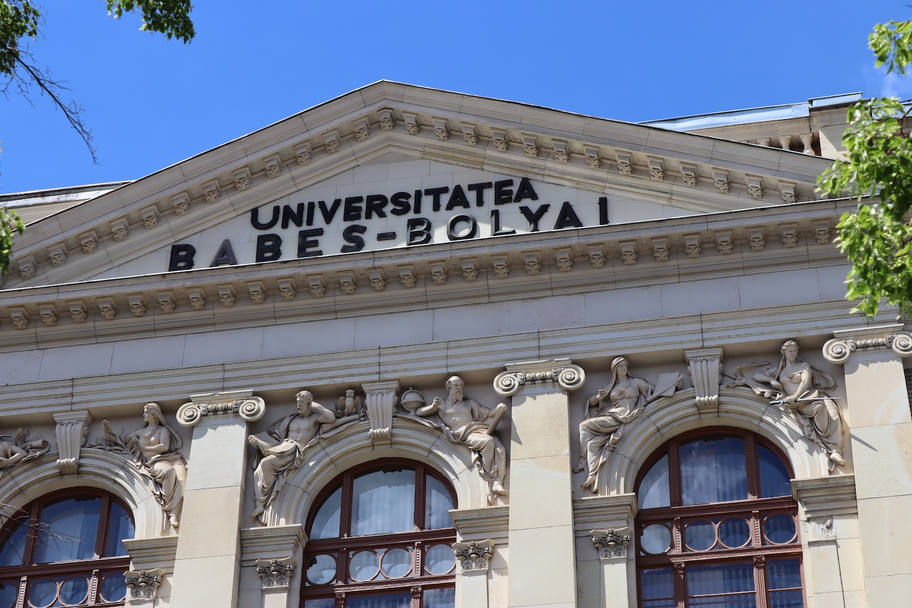Permis de bibliotecă direct în telefon: Studenții de la UBB folosesc portofelul digital european
