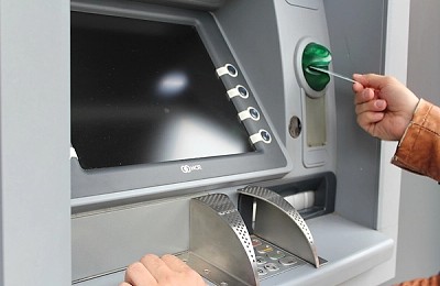 Fiscul îți poate confisca banii. Ce sumă poți retrage de la bancomat pentru a nu atrage atenția