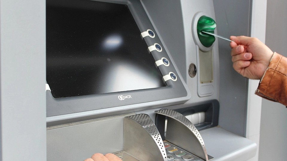 Fiscul îți poate confisca banii. Ce sumă poți retrage de la bancomat pentru a nu atrage atenția