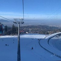 Peste jumătate dintre români plănuiesc să își petreacă vacanța de iarnă în țară, la munte