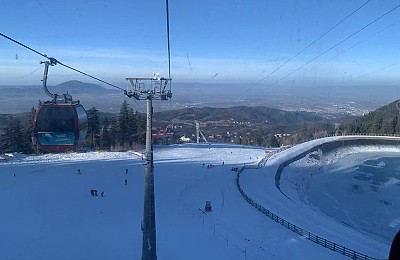 Peste jumătate dintre români plănuiesc să își petreacă vacanța de iarnă în țară, la munte