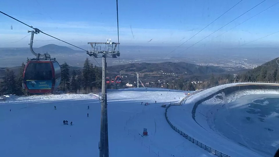 Peste jumătate dintre români plănuiesc să își petreacă vacanța de iarnă în țară, la munte