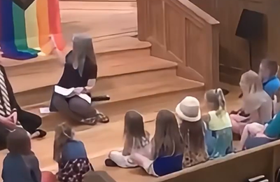 VIDEO Strigător la cer: Copii foarte mici dintr-o biserică protestantă sunt învățați că simbolul divin al curcubeului apărut după Potopul din Biblie a reprezentat LGBT