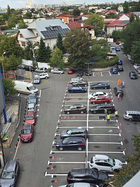 Lucrări de reîmprospătare și marcare a locurilor de parcare pe Strada Verigei din Sectorul 5