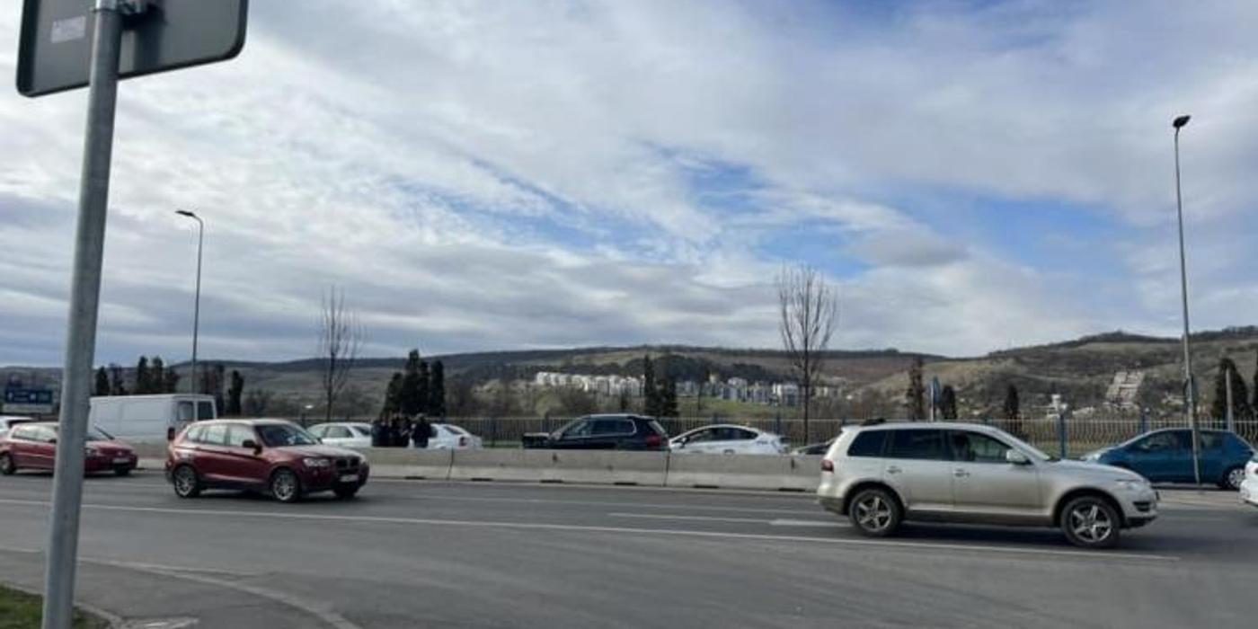 Joi, 30 martie, s-a produs un accident în fața Brico Depot, în care au fost implicate patru mașini