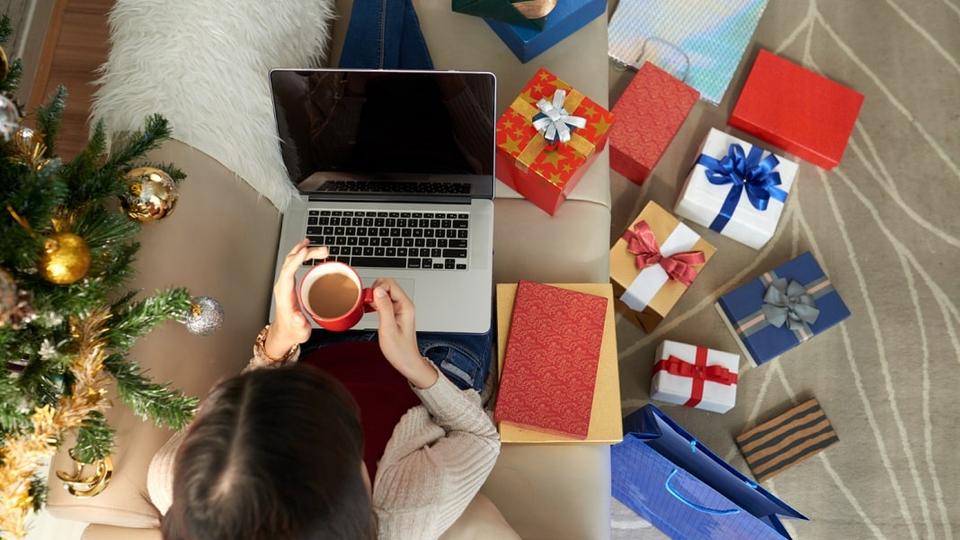 1 din 2 români alocă un buget de până la 1.000 de lei pentru Crăciun și Revelion