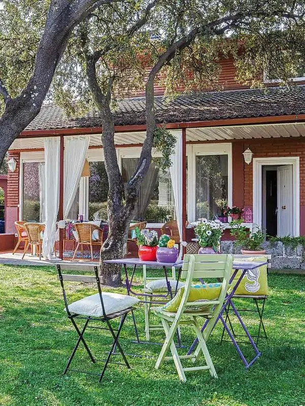 Casa paradisiaca inconjurata de gradini cu aspect salbatic