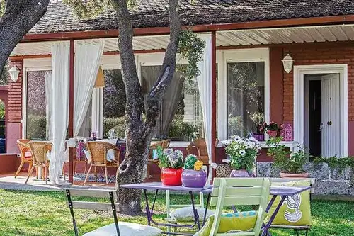 Casa paradisiaca inconjurata de gradini cu aspect salbatic