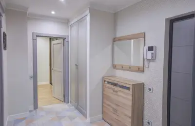 13 Examples of Hallways Decorated with Wallpaper