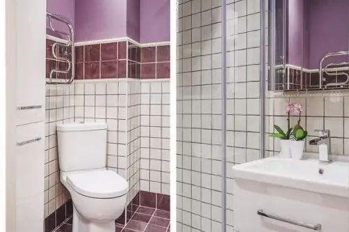 O baie de 3 metri patrati amenajata cu mov