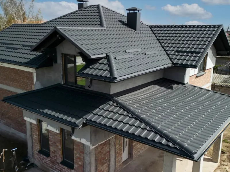 Cum se realizează corect suprapunerile la panourile de țiglă metalică?