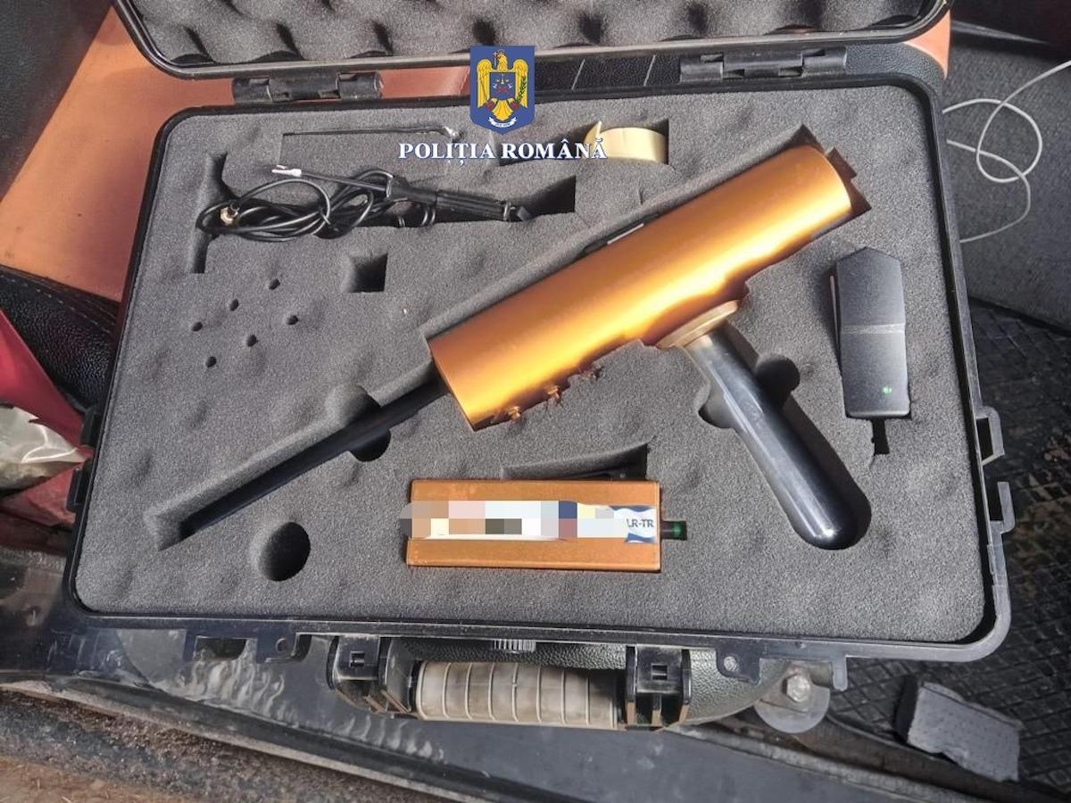În urma unui flagrant al polițiștilor din comuna Vințu de Jos, un clujean a fost prins cu detectoare de metal neautorizate