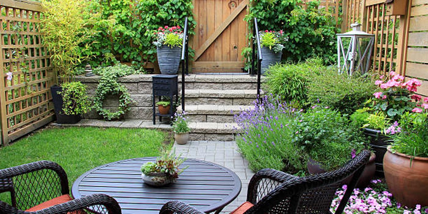 Trucuri inovatoare în amenajarea unei grădini mici