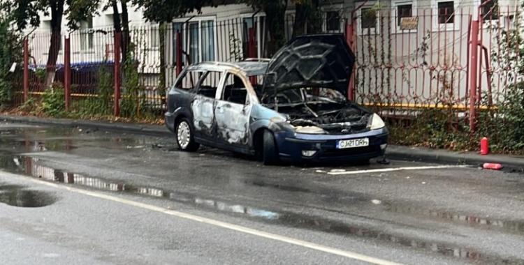 Un autoturism a luat foc pe strada Anina, din Cluj-Napoca, astăzi, 17 septembrie
