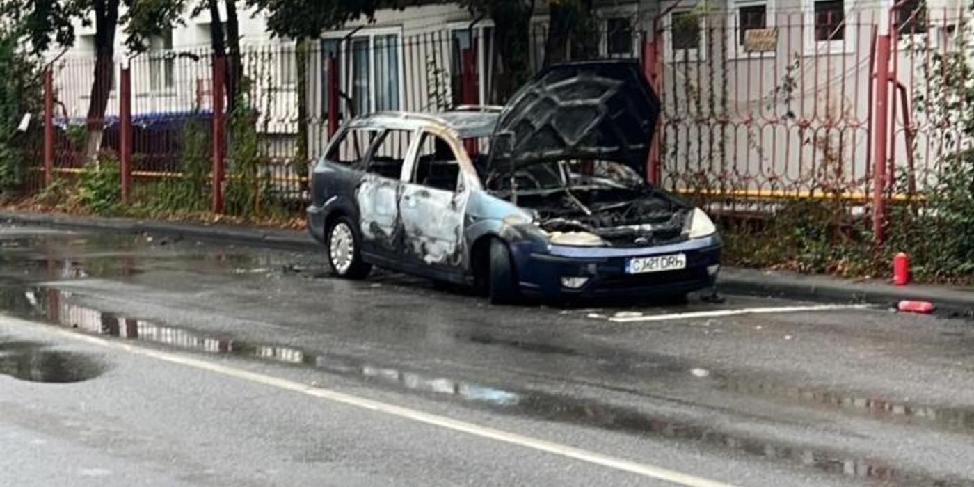 Un autoturism a luat foc pe strada Anina, din Cluj-Napoca, astăzi, 17 septembrie