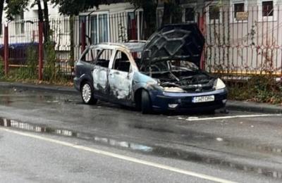 Un autoturism a luat foc pe strada Anina, din Cluj-Napoca, astăzi, 17 septembrie