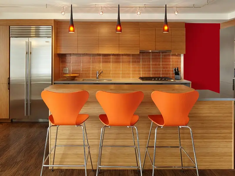 Amenajari de bucatarii moderne cu accente de culoare