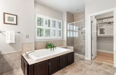 Shower Cabin vs Bathtub in the Bathroom: Tips for Choosing the Best Solution for a Relaxing Space