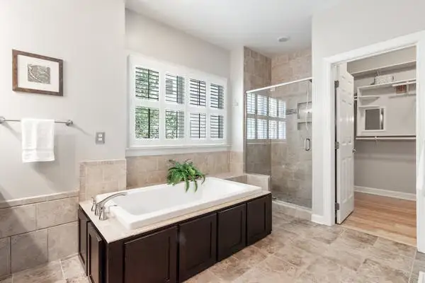 Shower Cabin vs Bathtub in the Bathroom: Tips for Choosing the Best Solution for a Relaxing Space