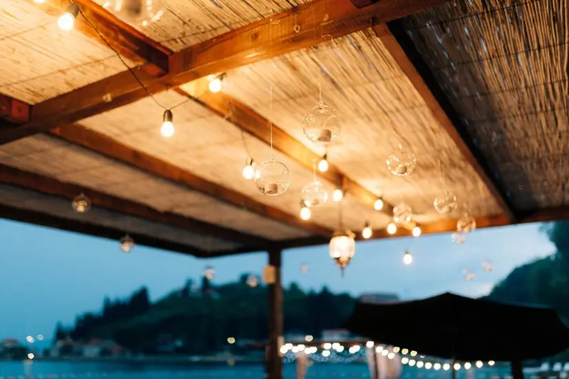 Soluții de iluminat eficiente pentru o terasă acoperită