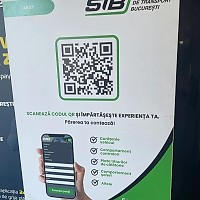 „Condica de reclamații 2.0” ajunge în autobuze, tramvaie și troleibuzele STB. Scanează codul QR de pe afiș pentru a trimite sesizări și a evalua șoferii și controlorii.