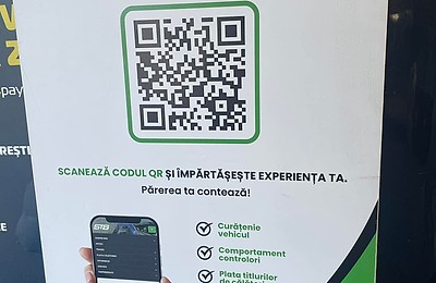 „Condica de reclamații 2.0” ajunge în autobuze, tramvaie și troleibuzele STB. Scanează codul QR de pe afiș pentru a trimite sesizări și a evalua șoferii și controlorii.
