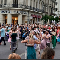 Noaptea Dansului are loc în acest weekend pe Calea Victoriei! Visezi să înveți breakdance, vals sau tango? Peste 10 școli de dans te așteaptă să te alături și să încerci noi stiluri de mișcare.