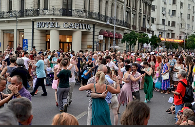 Noaptea Dansului are loc în acest weekend pe Calea Victoriei! Visezi să înveți breakdance, vals sau tango? Peste 10 școli de dans te așteaptă să te alături și să încerci noi stiluri de mișcare.