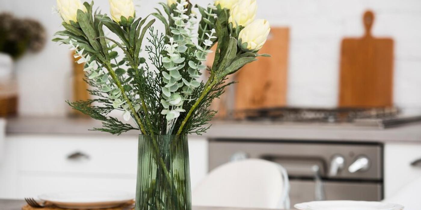 Florile în decorul unei bucătării: tipuri, rol, cum le alegi