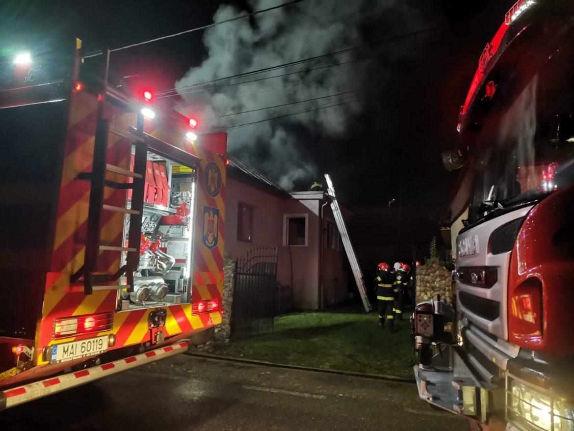 Incendiu, noaptea trecută, la acoperișul unei case din localitatea Șoimeni