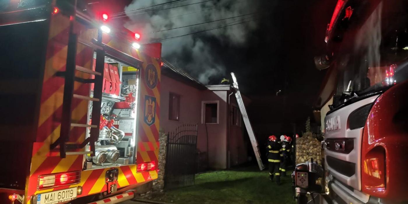 Incendiu, noaptea trecută, la acoperișul unei case din localitatea Șoimeni
