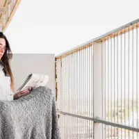 Idei creative pentru decorarea balconului – Transformă-ți balconul într-un colț de relaxare cu buget redus.