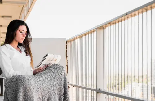 Idei creative pentru decorarea balconului – Transformă-ți balconul într-un colț de relaxare cu buget redus.